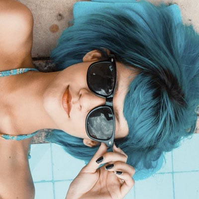 chica con pelo azul en piscina Snippet